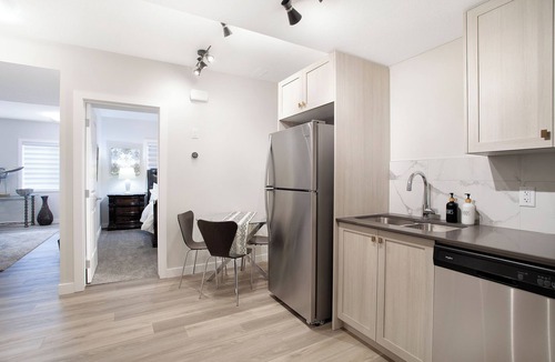 Evanston House | Cozy 2BR Suite | Sleeps 6 | Pullout Couch