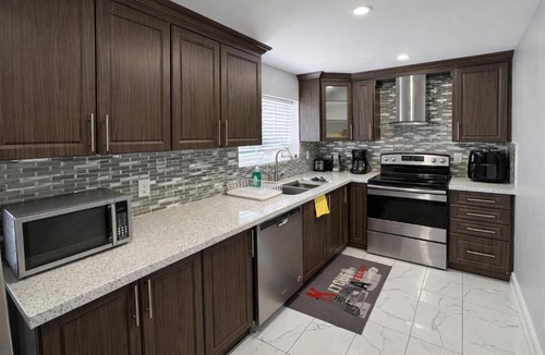 Mount Pleasant Apartment | Cozy 3-Bedroom Caledon Basement Suite with Private Entry, Full Kitchen, WiFi, Laundry & Spacious Backyard Patio - 5 Mins to Brampton - Great for Families, Groups & Long Stays!