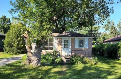 Alcona Cottage | Cozy 3 Bedroom cottage near Lake Simcoe