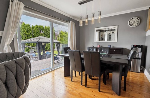 Mercier House | Cozy 3-bedroom house in charming Mercier with AC