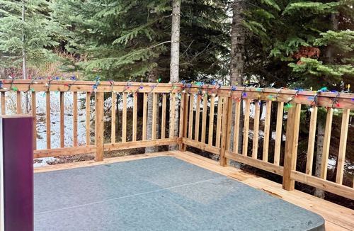 Silver Star Mountain Ski Chalet | Cozy 3 Bedroom ski chalet with private hot tub- Sleeps 9