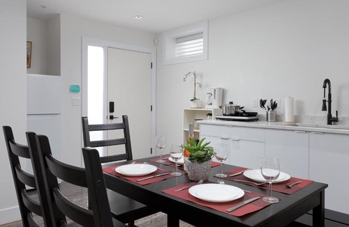 Riley Park-Little Mountain House | Cozy 3BDR Suite near Queen Elizabeth Park