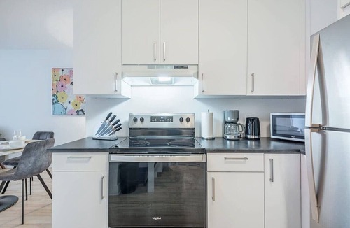 Golden Square Mile Apartment | Cozy 3BR in Downtown | Free Parking | A/C