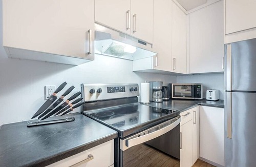 Golden Square Mile Apartment | Cozy 3BR in Downtown | Free Parking | A/C