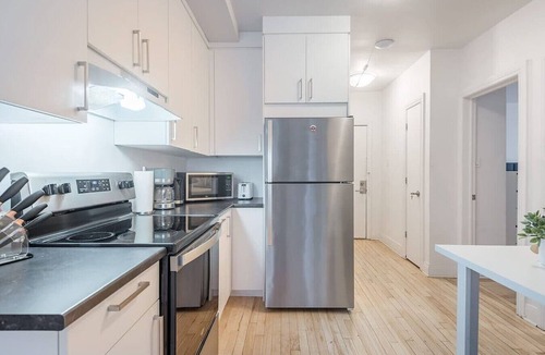 Golden Square Mile Apartment | Cozy 3BR in Downtown | Free Parking | A/C