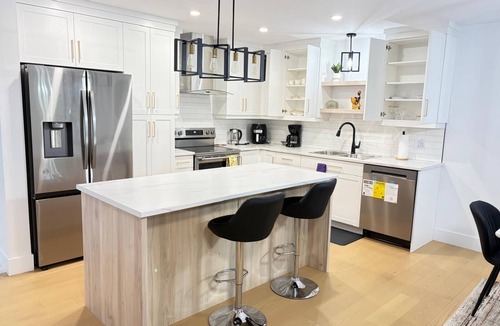 Moncton House | Cozy 3BR with 1 king bed Ensuite, 2 Queen bed, Sleeps 7 & fully air conditioned