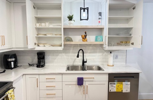 Moncton House | Cozy 3BR with 1 king bed Ensuite, 2 Queen bed, Sleeps 7 & fully air conditioned