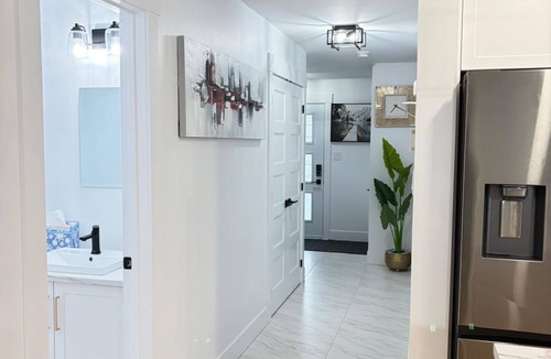 Moncton House | Cozy 3BR with 1 king bed Ensuite, 2 Queen bed, Sleeps 7 & fully air conditioned