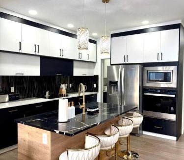 Southwest Edmonton House | Cozy 3BR with Game room & Pool Table - Near Windermere