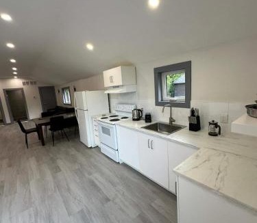 Innisfil House | Cozy 4-Bedroom Cottage #1 in Innisfil