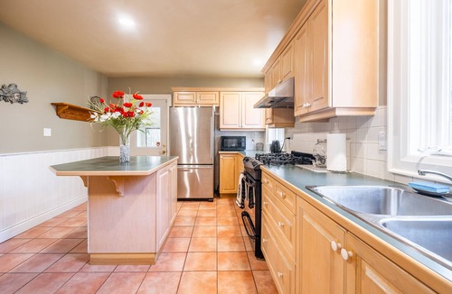Little Italy Hotel | Cozy 5 Bedroom House in Downtown Toronto