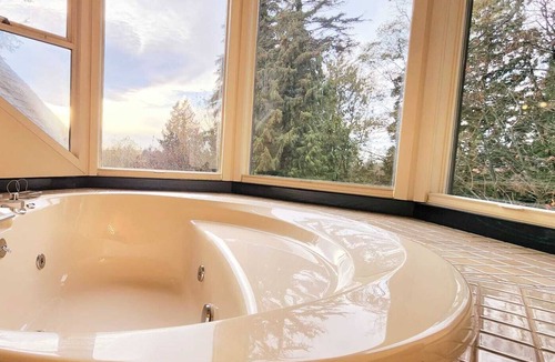 Kerrisdale House | Cozy 5 beds/4 bathrooms perfect for families or friends
