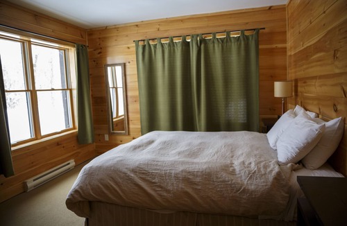 Lac Superieur Village Cabin | Cozy 8 person Log Cabin in Mont Tremblant w/hot tub and indoor fireplace