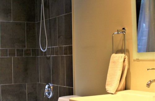 Killarney Apartment | Cozy and lovely 1 bedroom apartment w free parking premise