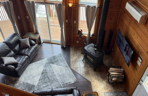 Val-des-Monts Ski Chalet | cozy and romantic chalet with lake view and access