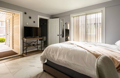 Saanich West House | Cozy Bachelor Suite with Full Kitchen/Free Parking