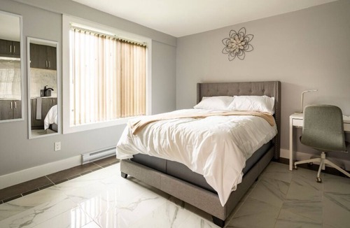 Saanich West House | Cozy Bachelor Suite with Full Kitchen/Free Parking