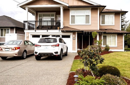Saanich West House | Cozy Bachelor Suite with Full Kitchen/Free Parking