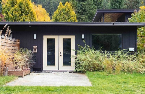 Nelson Cottage | Cozy Beachfront Retreat on Kootenay Lake