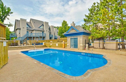Craigleith Condo | Cozy BM Studio | Pool, Hot Tub, Tennis