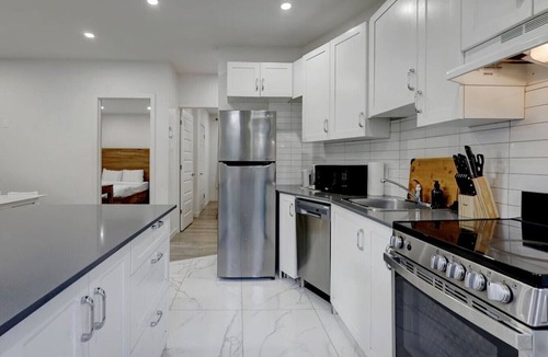 Cote-Des-Neiges—Notre-Dame-De-Grace Apartment | Cozy & Bright | Prime Location