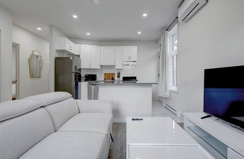 Cote-Des-Neiges—Notre-Dame-De-Grace Apartment | Cozy & Bright | Prime Location
