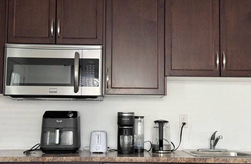 Airdrie House | Cozy & Bright Private Suite Near YYC Free Parking