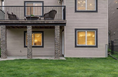 Airdrie House | Cozy & Bright Private Suite Near YYC Free Parking