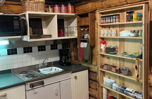 Caroline Cabin | Cozy country log cabin Art/Spa Getaway
