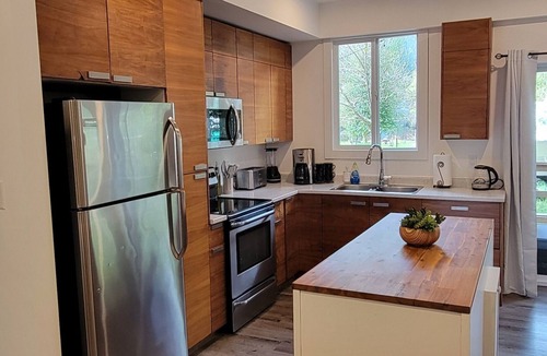 Woodfibre House | Cozy Cabin | Fire Table, Spa Tub, Near Squamish