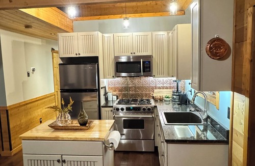 Nordegg Cabin | Cozy Cabin on Coliseum Mountain 3 Bedrooms with bunk beds