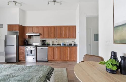Fort York Apartment | Cozy City Studio Near Budweiser & BMO Stadium