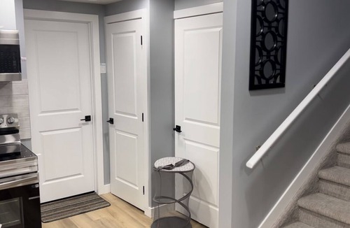 Southwest Edmonton House | Cozy & Classy 2 Bedroom Private Basement Suite INetflix Free Parking Close 2 WEM