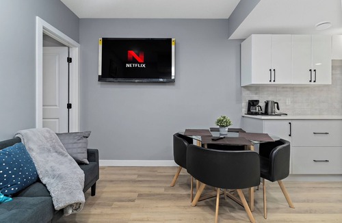 Southwest Edmonton House | Cozy & Classy 2 Bedroom Private Basement Suite INetflix Free Parking Close 2 WEM
