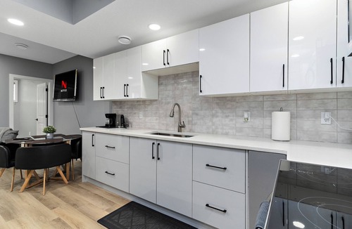 Southwest Edmonton House | Cozy & Classy 2 Bedroom Private Basement Suite INetflix Free Parking Close 2 WEM