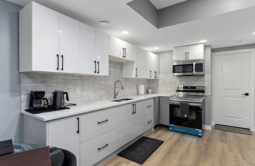 Southwest Edmonton House | Cozy & Classy 2 Bedroom Private Basement Suite INetflix Free Parking Close 2 WEM