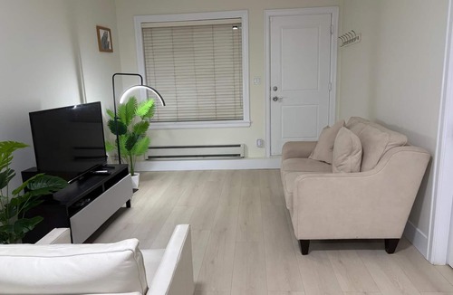 South Newton House | Cozy & Comfortable Home Away From Home