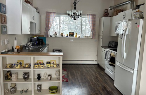 Three Hills House | Cozy cottage in Three Hills, Alberta. Pet Friendly!