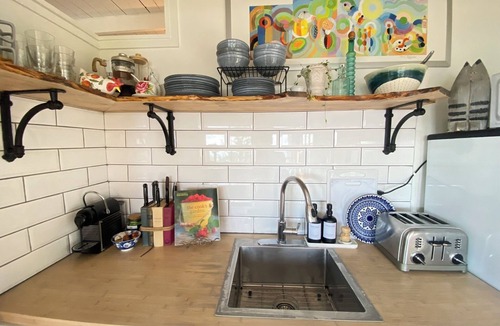 Kingsville Cottage | Cozy Cottage panoramic Lake Erie views 15 minutes to Point Pelee. Pet Friendly.