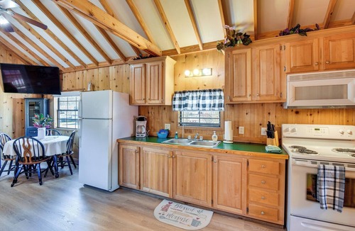 Dillard Cottage | Cozy Dillard Cabin w/Mountain Views & Pool Access