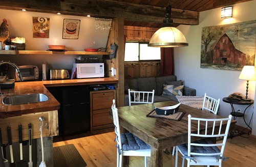 Parson House | Cozy Farmhouse Suite with Amazing river access