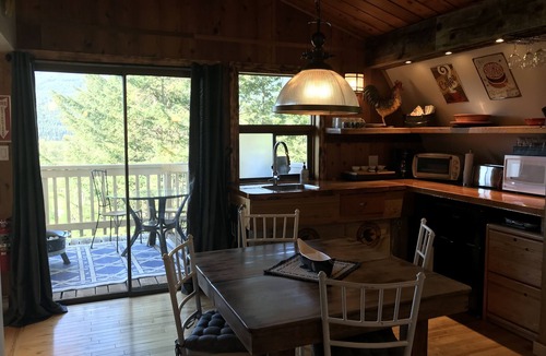 Parson House | Cozy Farmhouse Suite with Amazing river access