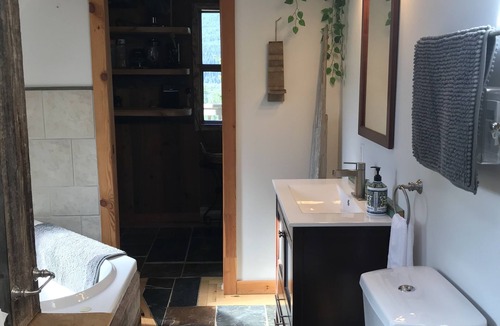 Parson House | Cozy Farmhouse Suite with Amazing river access
