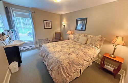 Regional District of Nanaimo Hotel | Cozy Forest View Room with Double Bed - Rm 9
