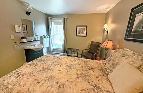 Regional District of Nanaimo Hotel | Cozy Forest View Room with Double Bed - Rm 9