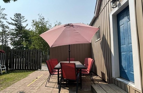 Wasaga Beach Ski Chalet | Cozy Four-Bedroom Cottage - 25 min to Blue Mountain, 3 min Walk to Beach