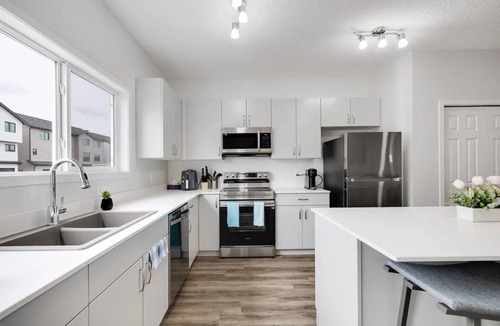 Southeast Edmonton House | *Cozy Getaway* 4 Beds| Close to Airport
