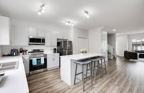 Southeast Edmonton House | *Cozy Getaway* 4 Beds| Close to Airport