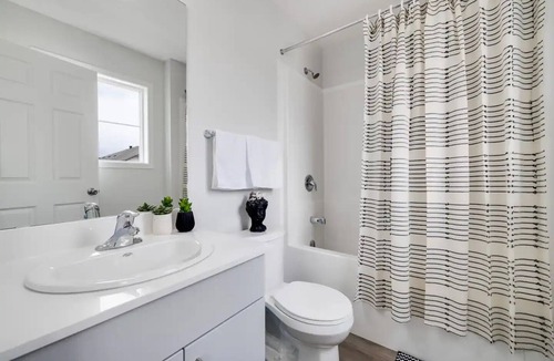 Southeast Edmonton House | *Cozy Getaway* 4 Beds| Close to Airport