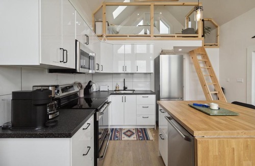 Shelburne House | Cozy Harbour View Loft at Bells Cove